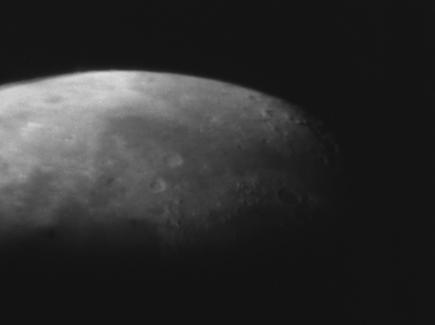 384400’, 2024, analoge print, ontwikkeld en afgedrukt met zelfgemaakte ontwikkelaar van snijbiet, munt en rozemarijn, 40 x 50 cm