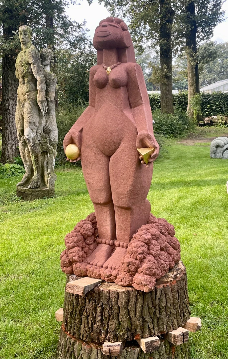 'Sacred Forms' 2023, rode zandsteen, bladgoud, 137x60x50cm.