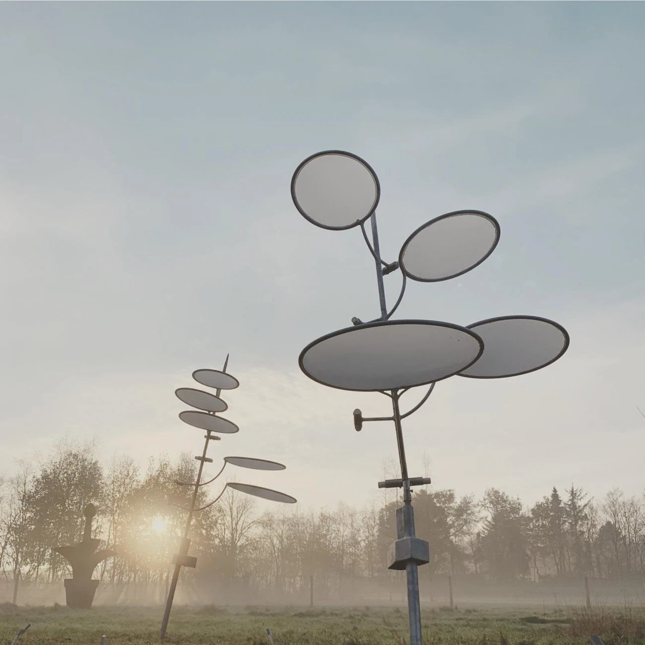 'Lux aucupes' (Light Catchers) 2020, aluminium, steel, stainlessteel, Lycra, nylon, motor, electronics 140x140x220cm.