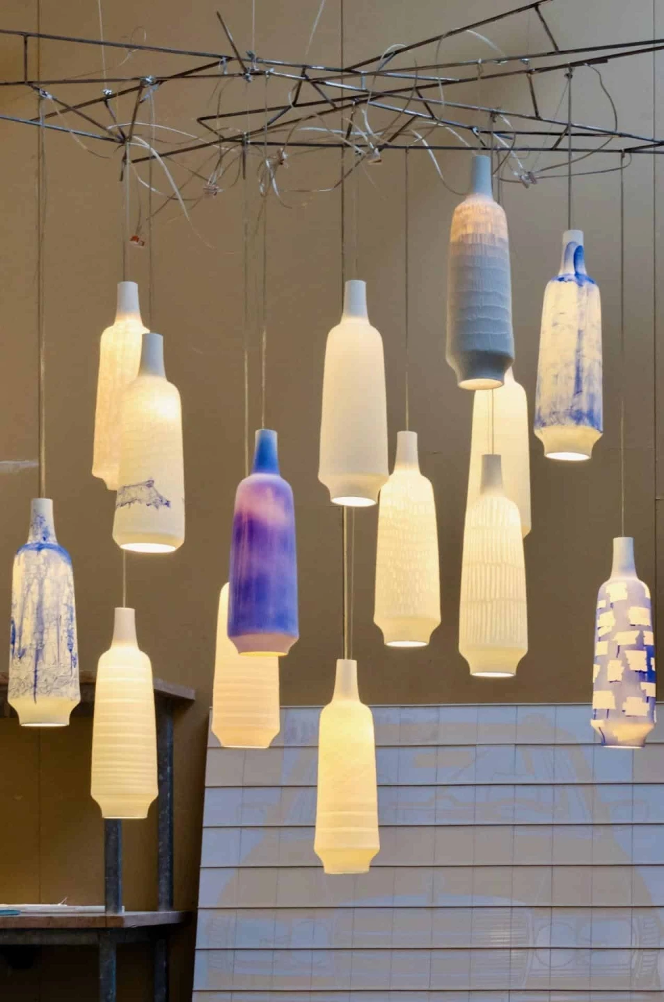 Lampen van beenderporselein in het EKWC, 2023