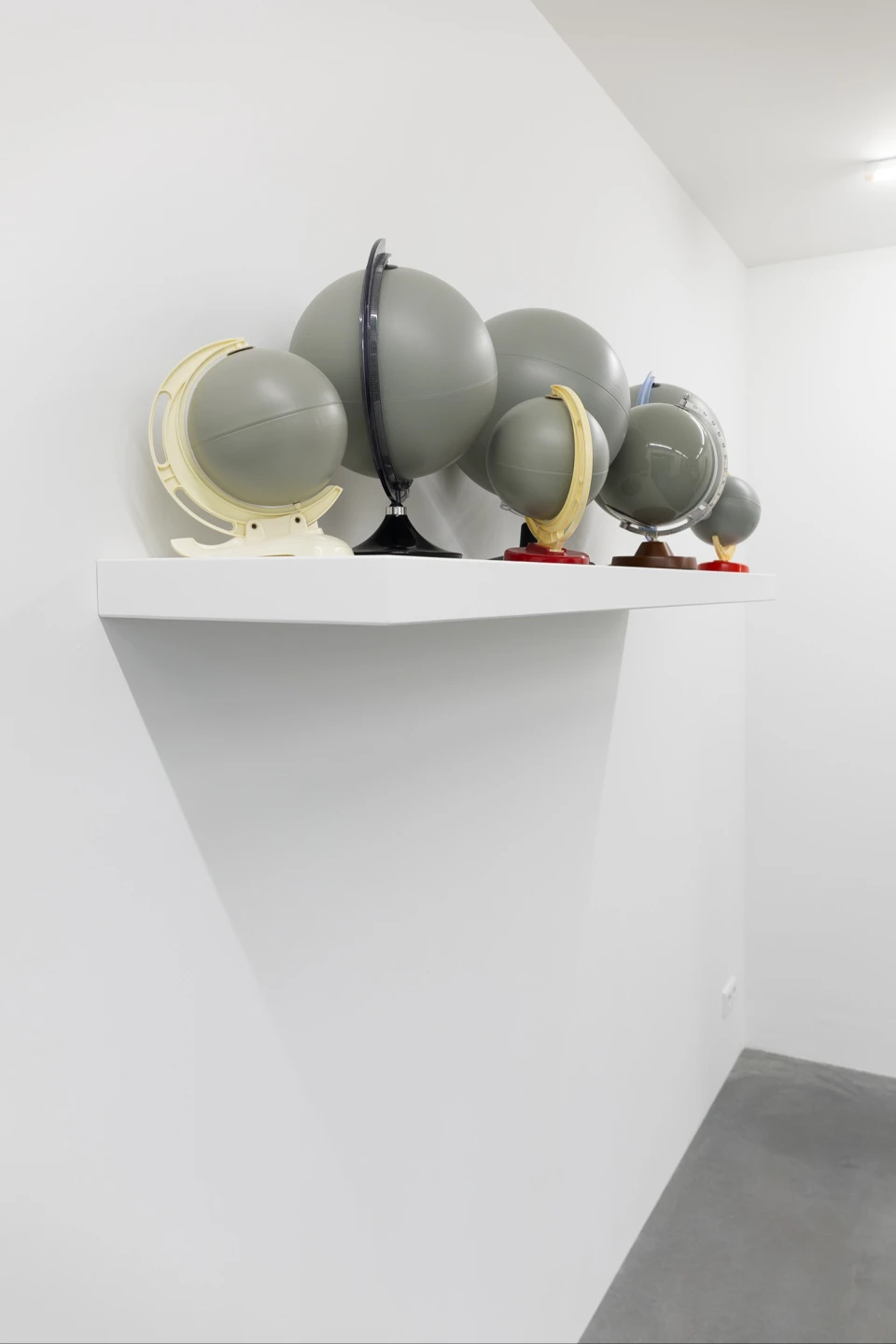 'zonder titel' (about last week) 2016-2025, grondverf op glas, plastic, metaal, 160 x 35 x 50cm