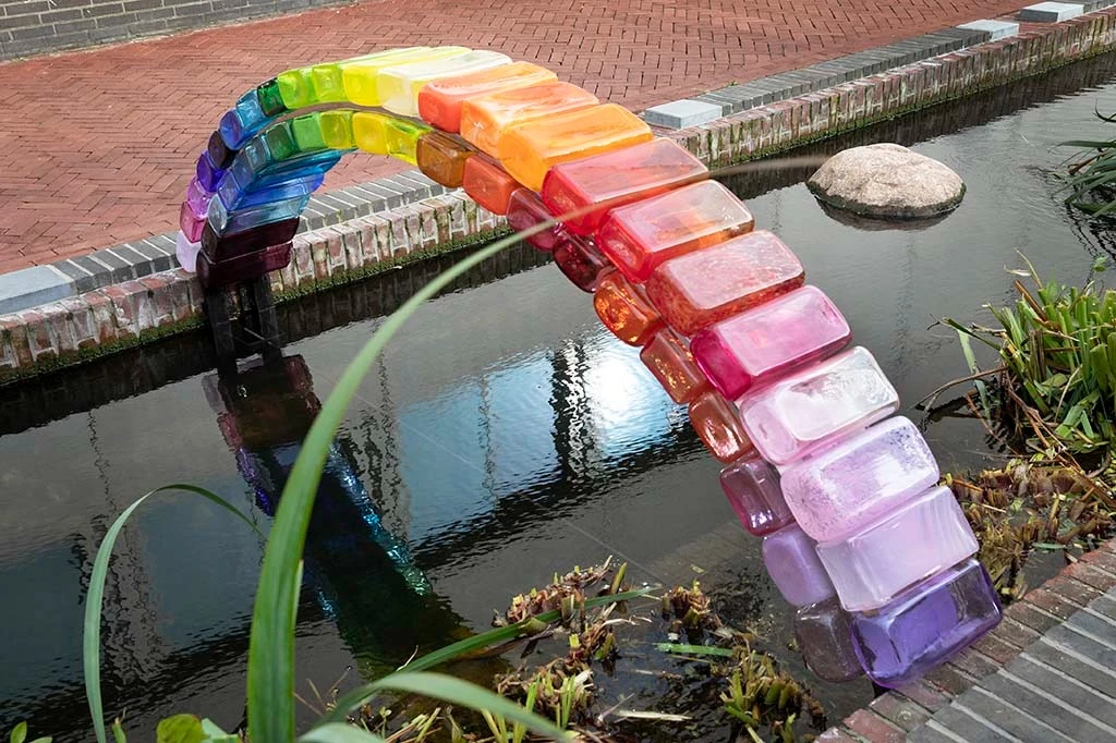 'Rainbow(Bridge) over the Jansbeek' 2019, glas, metaal, 80 x 260 x 27 cm, foto: Ton Toemen